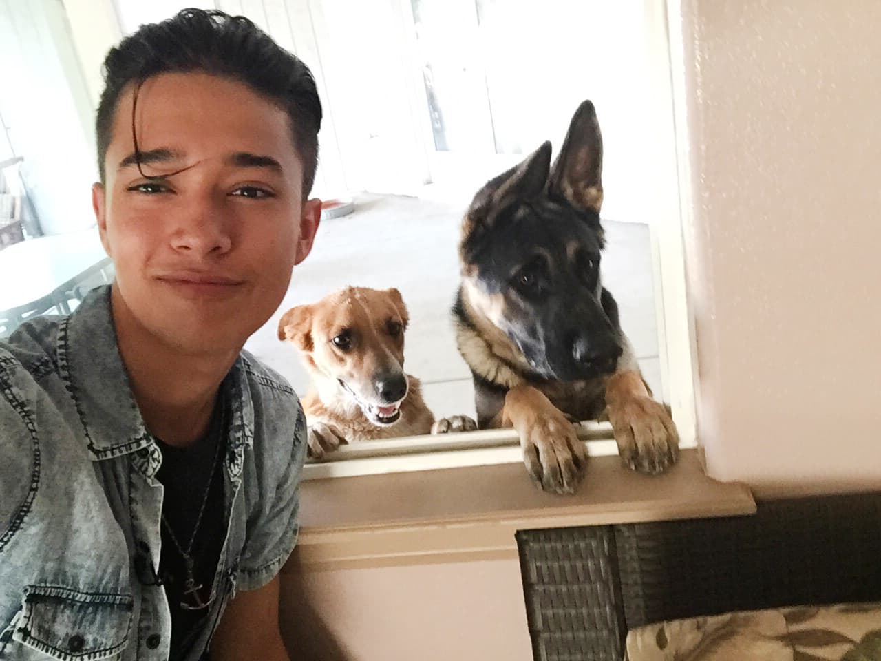 Joel nos dio acceso exclusivo a su casa. Conocimos a sus mascotas, a su familia y hasta a un pequeño lizard que stole our heart.