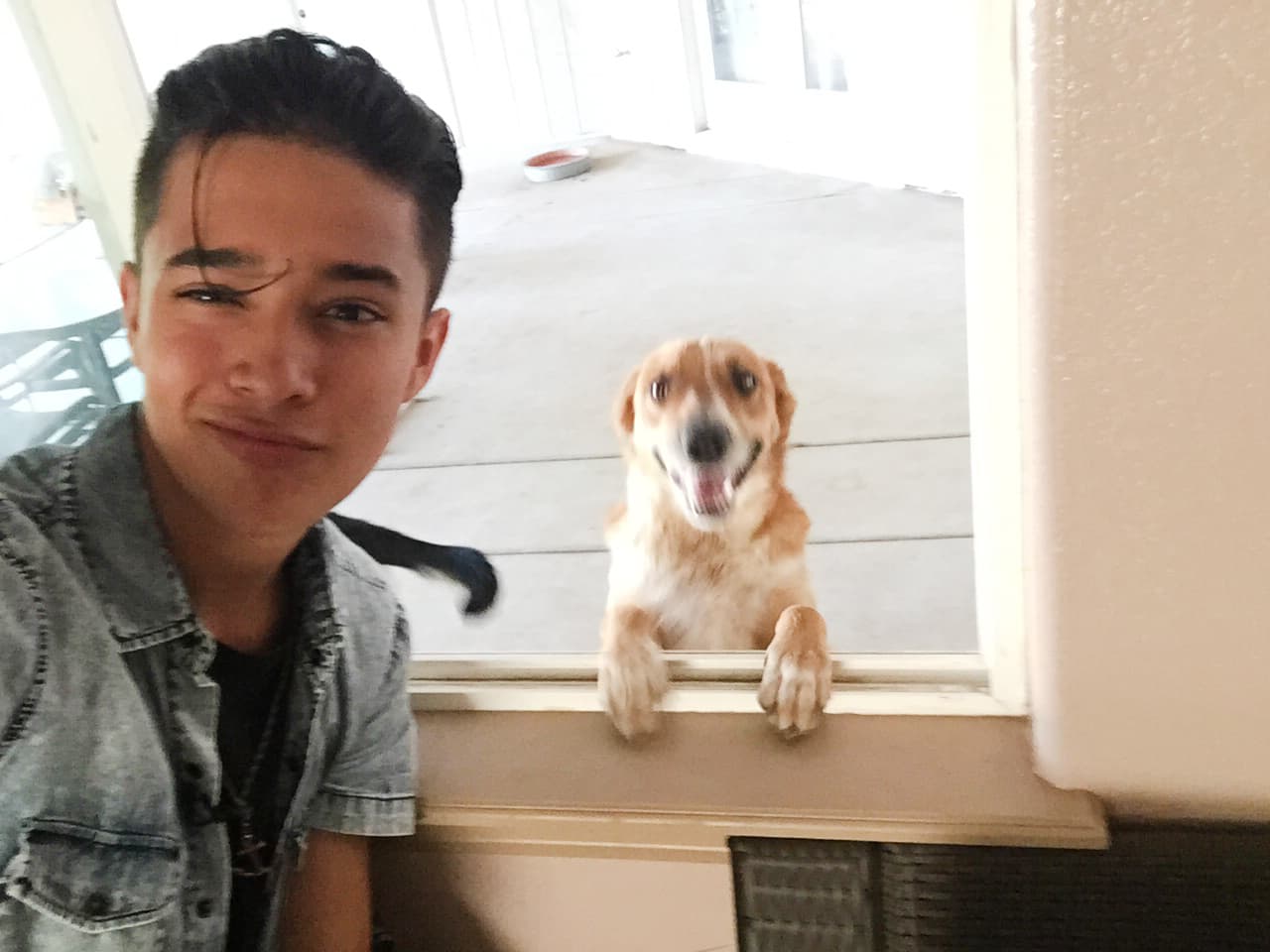 Joel nos dio acceso exclusivo a su casa. Conocimos a sus mascotas, a su familia y hasta a un pequeño lizard que stole our heart.