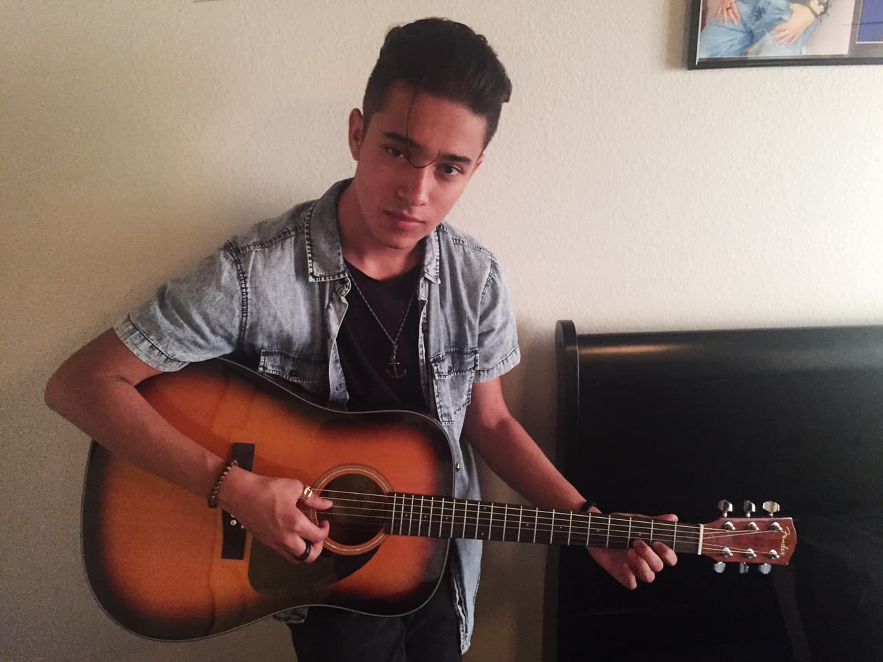 Joel nos dio acceso exclusivo a su casa. Conocimos a sus mascotas, a su familia y hasta a un pequeño lizard que stole our heart.