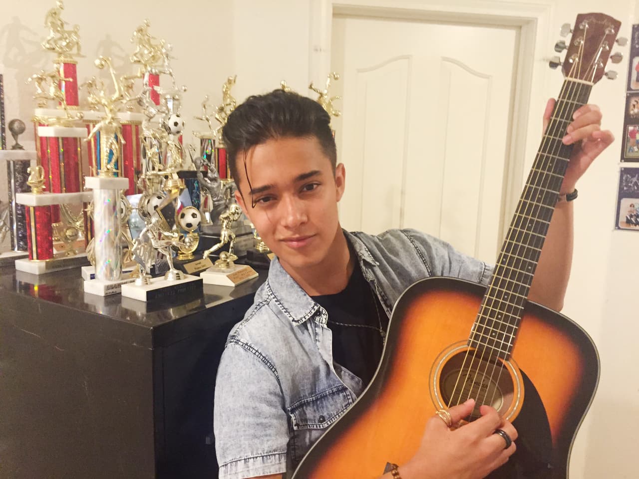 Joel nos dio acceso exclusivo a su casa. Conocimos a sus mascotas, a su familia y hasta a un pequeño lizard que stole our heart.