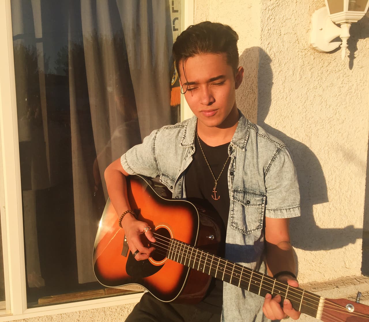 Joel nos dio acceso exclusivo a su casa. Conocimos a sus mascotas, a su familia y hasta a un pequeño lizard que stole our heart.