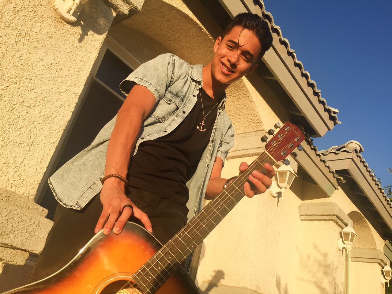 Joel nos dio acceso exclusivo a su casa. Conocimos a sus mascotas, a su familia y hasta a un pequeño lizard que stole our heart.