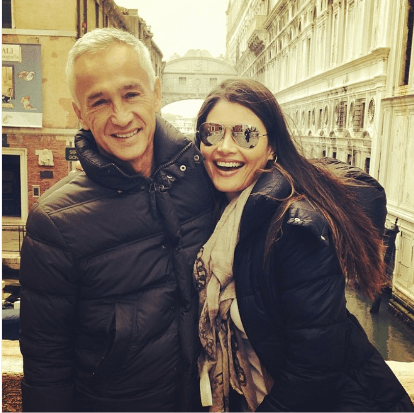 En un evento organizado por Univision, conoció al periodista Jorge Ramos. Su plática giró en torno a los libros y la chispa se incendió rápidamente.