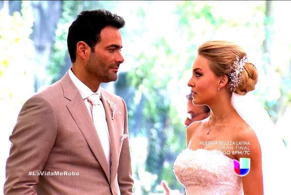 Usó el mismo vestido de su boda con Alejandro, el que iba a usar fue arruinado por Fabiola (Lisset), quien la bañó de vino.