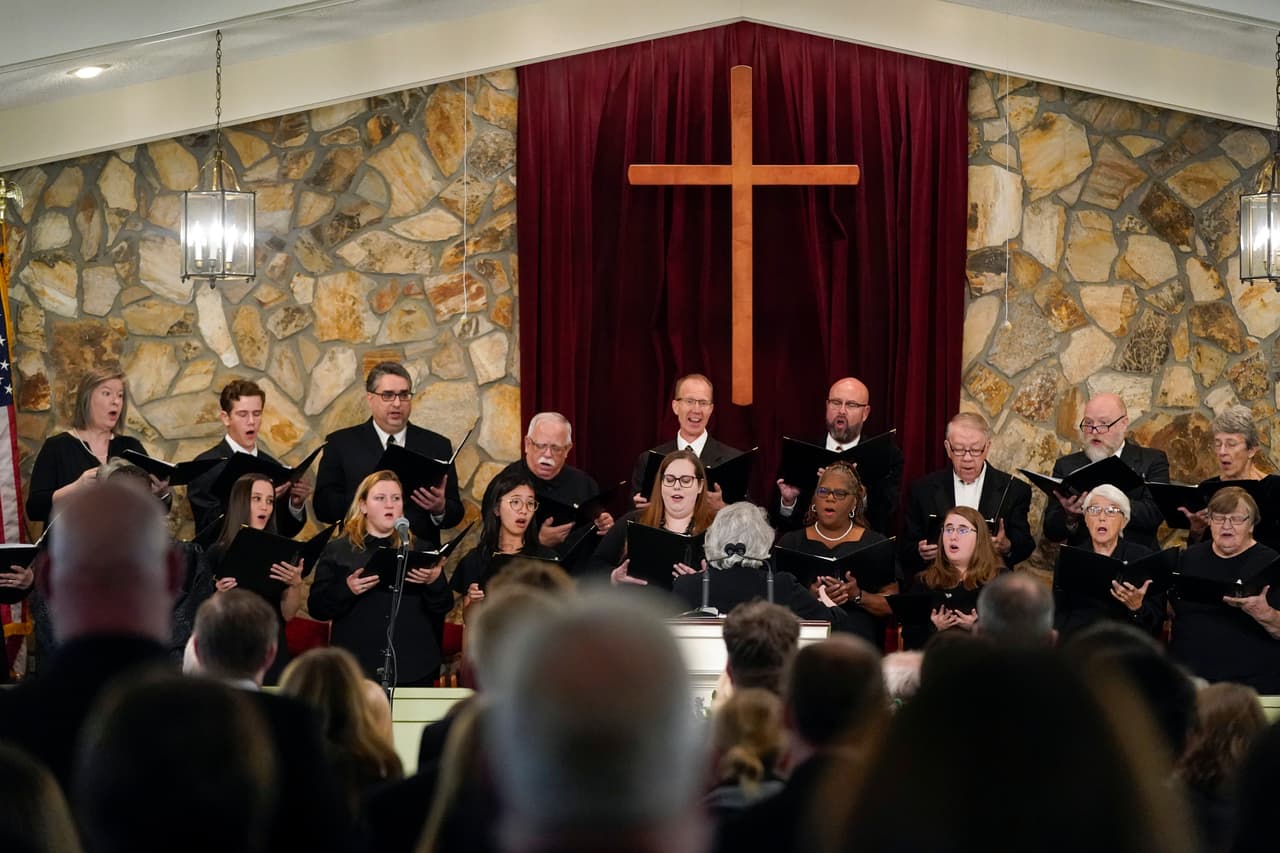 El coro canta durante el funeral de la ex primera dama Rosalynn Carter en la Iglesia Bautista Maranatha.