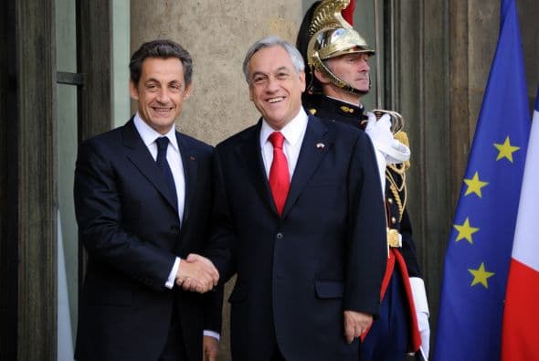 Ambos "decidieron reforzar el diálogo político y la cooperación entre Francia y Chile para alcanzar una alianza estratégica que se apoya en 200 años de historia, de amistad y de estrechas relaciones", afirmaron en una declaración conjunta.