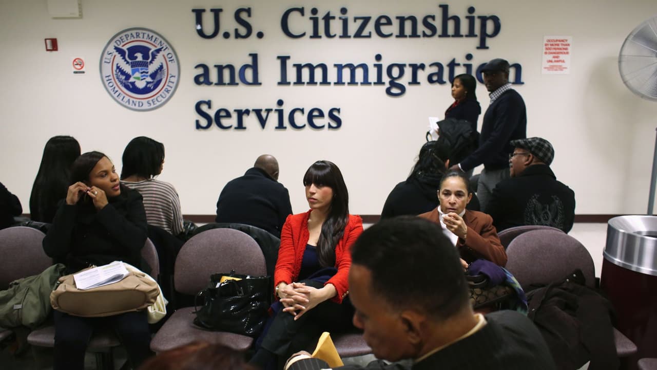 ¿Por qué el gobierno de Trump está enviando cartas de cobro a patrocinadores de inmigrantes?