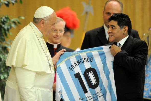 El papa Francisco recibe de manos del exfutbolista argentino Diego Armando Maradona una camiseta de la selección de fútbol de su país.