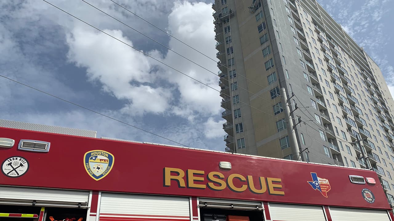 Las 
<a href="https://twitter.com/HoustonFire/status/1301261394189352962" target="_blank">autoridades indicaron</a> que la escena se mantenía activa en la cuadra 3131 Memorial Ct, en el centro de Houston.