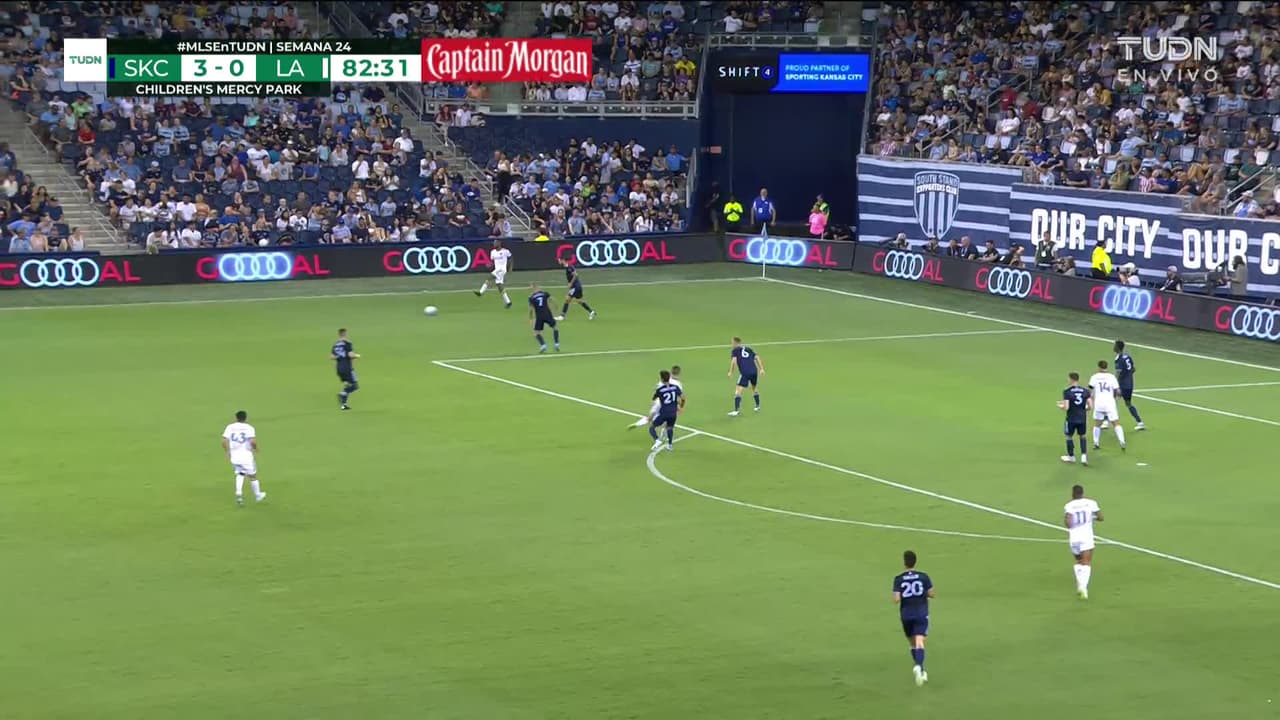 ¡GOL!  anota para LA Galaxy. Javier Hernández