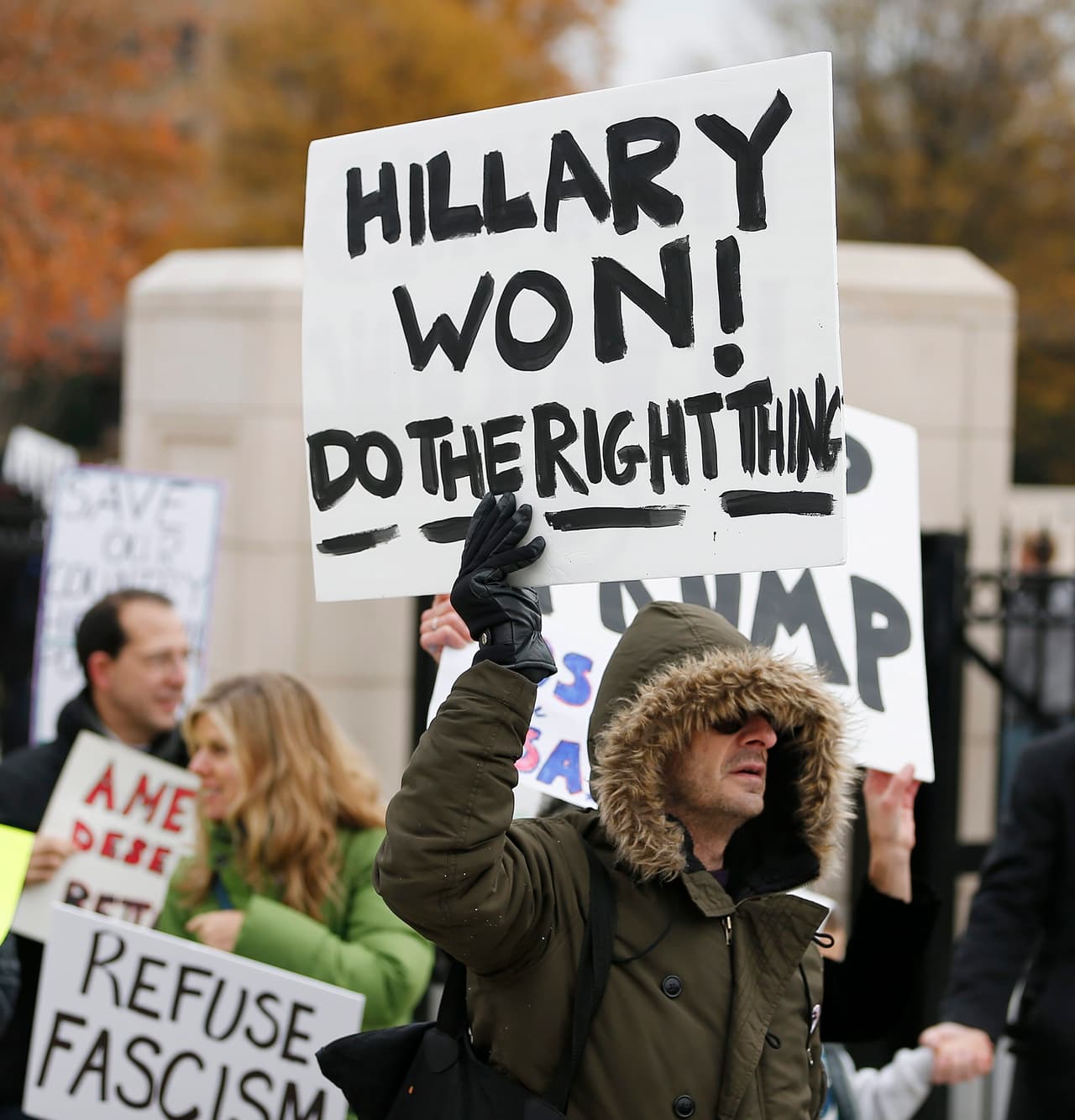 Ciudadanos estadounidenses se manifiestan afuera del Capitolio Estatal de Georgia, antes del encuentro de los dieciséis electores del estado, que emitirán sus votos este 19 de diciembre de 2016. El Colegio Electoral de EE.UU se reúne este lunes para certificar la victoria del republicano Donald Trump.