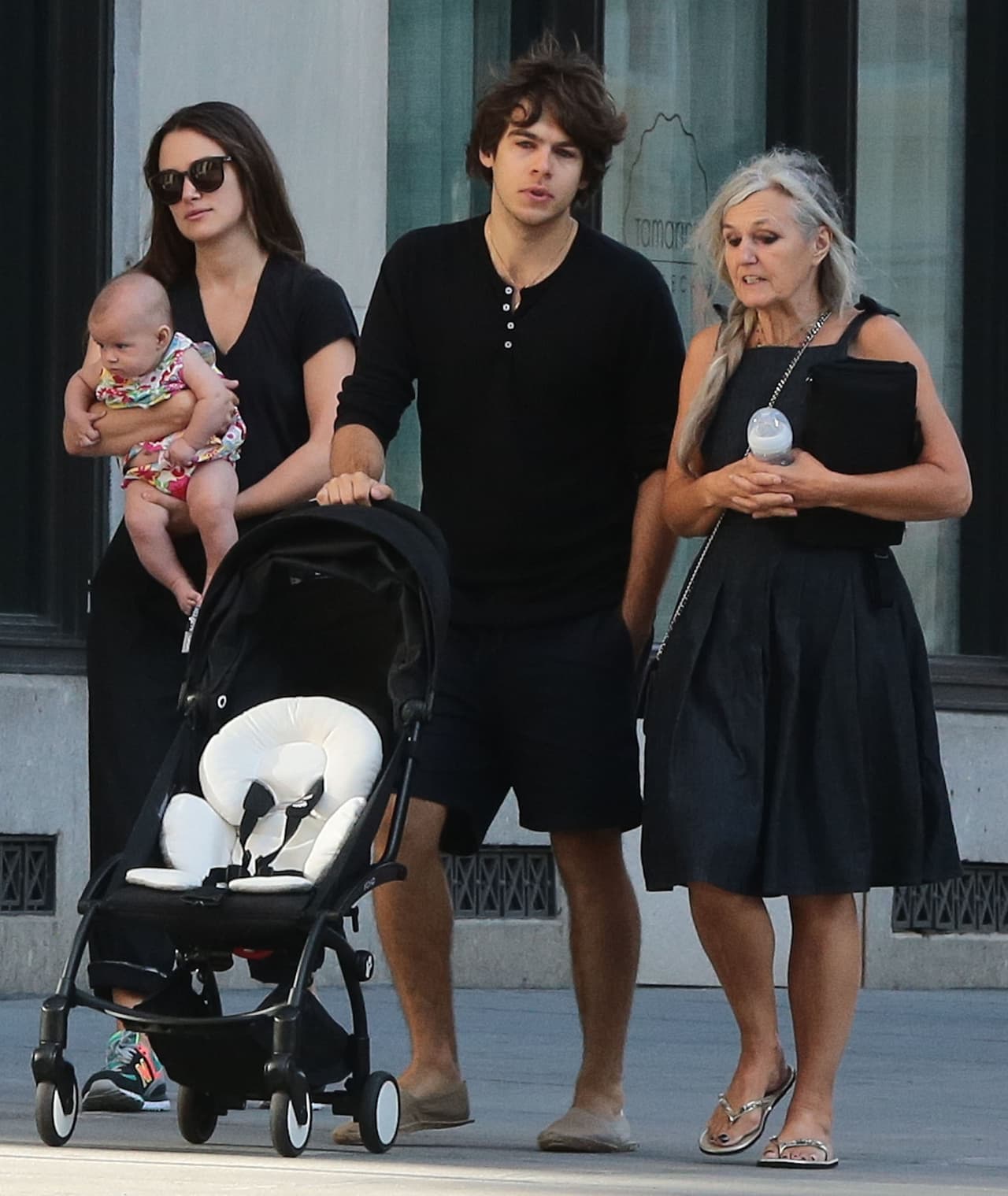 La mamá de la actriz, Sharman Macdonald, no se separa de su nieta.