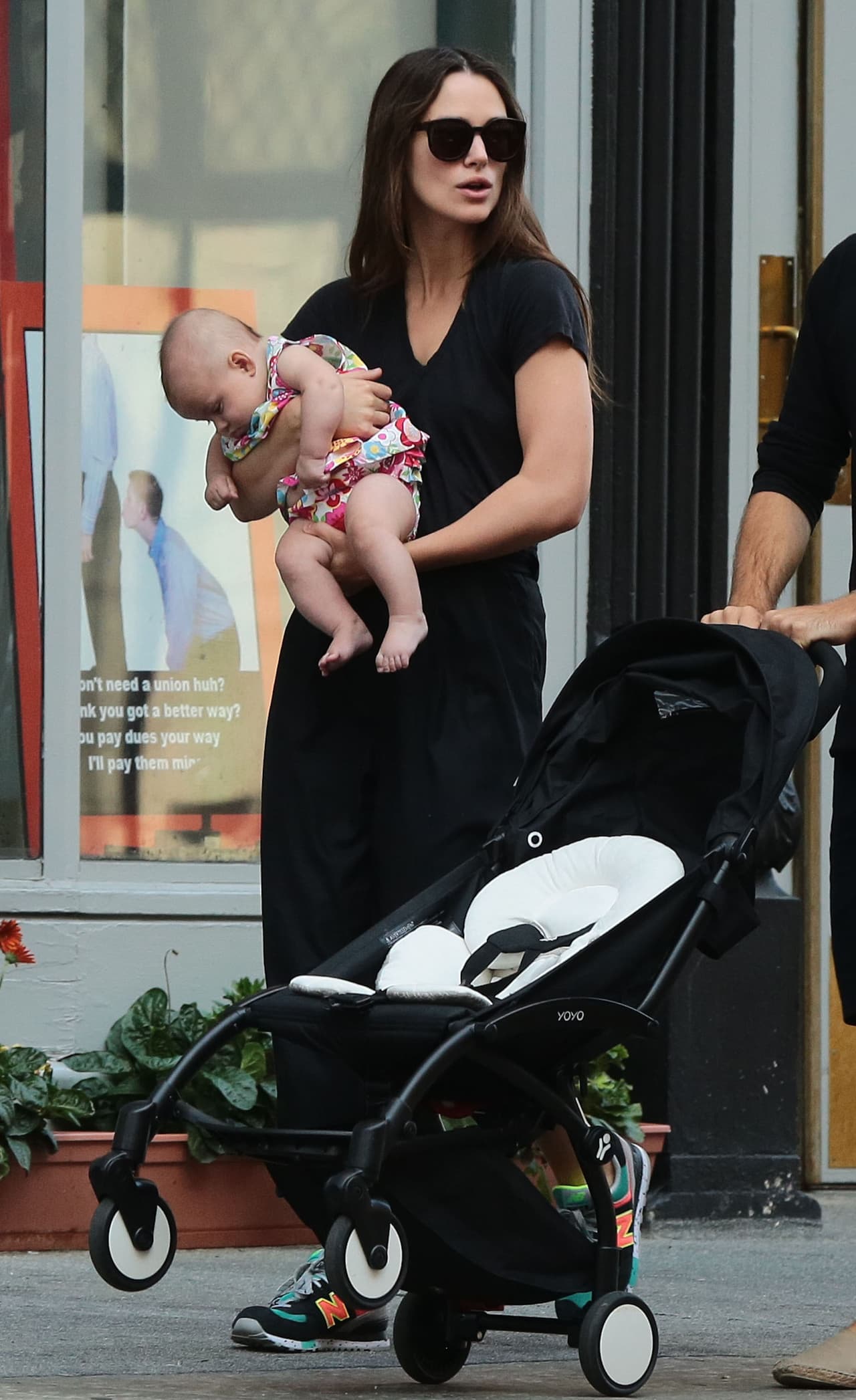 Keira llevaba a su hijita en brazos.