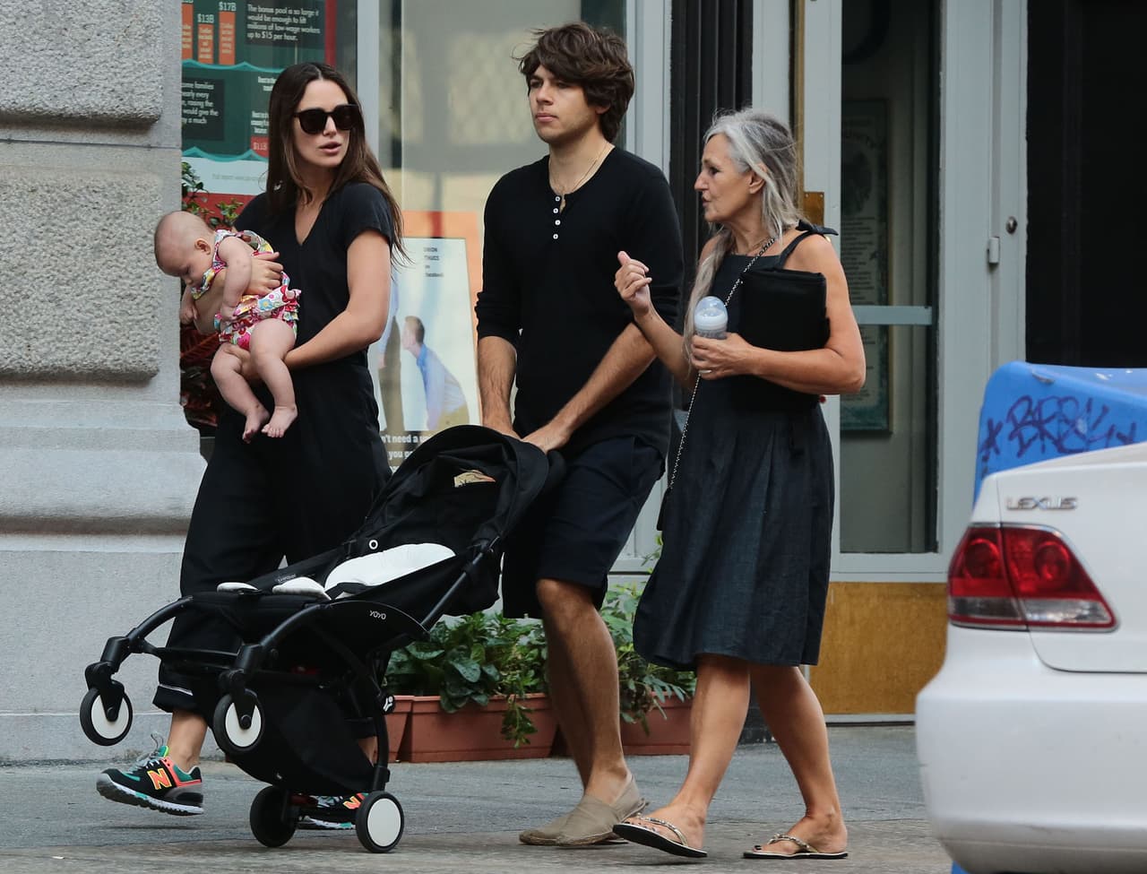 La nena iba saludando a las hormiguitas.