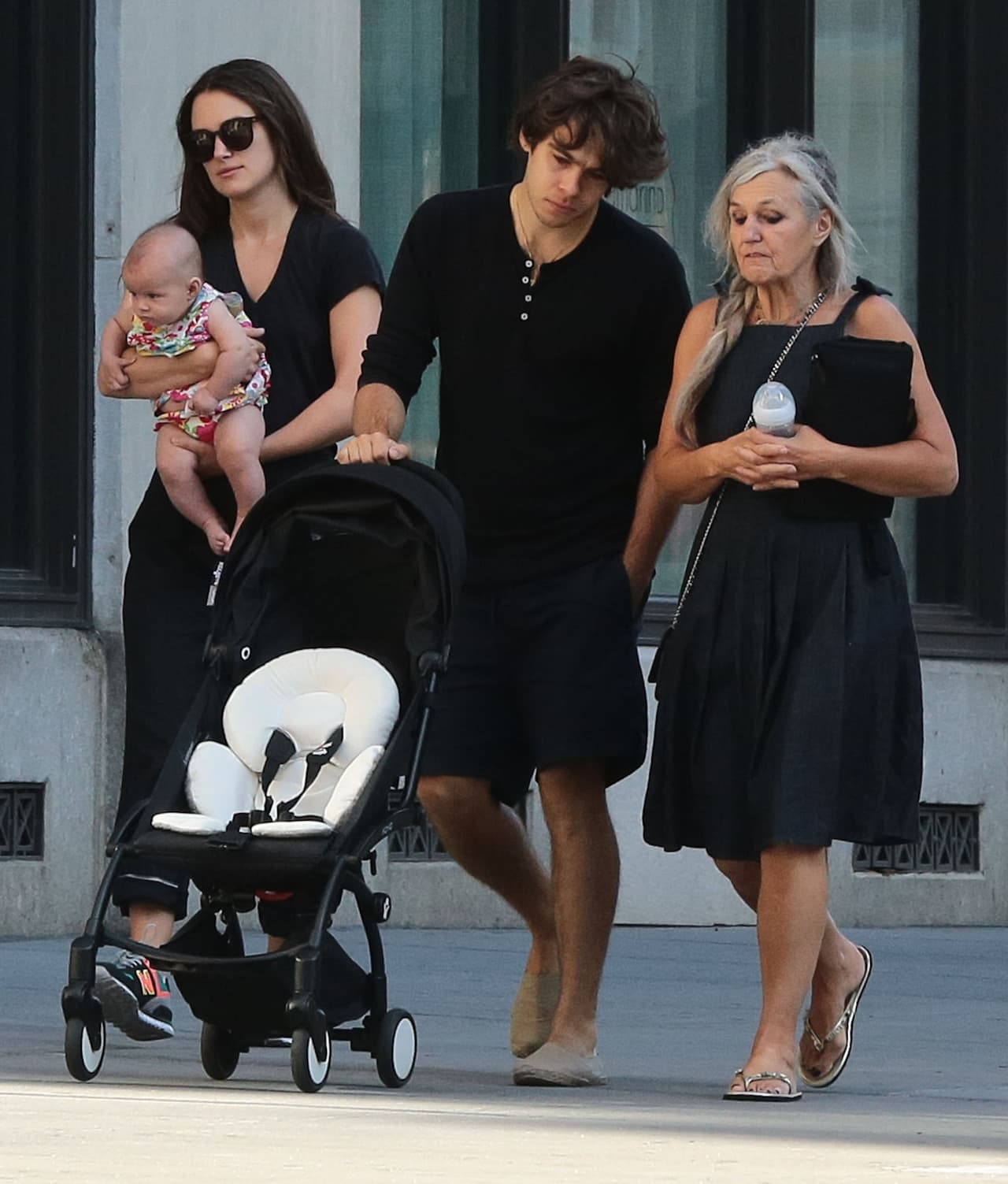 Lo bueno es que tienen a la abuelita pára que les ayude con la bebé.