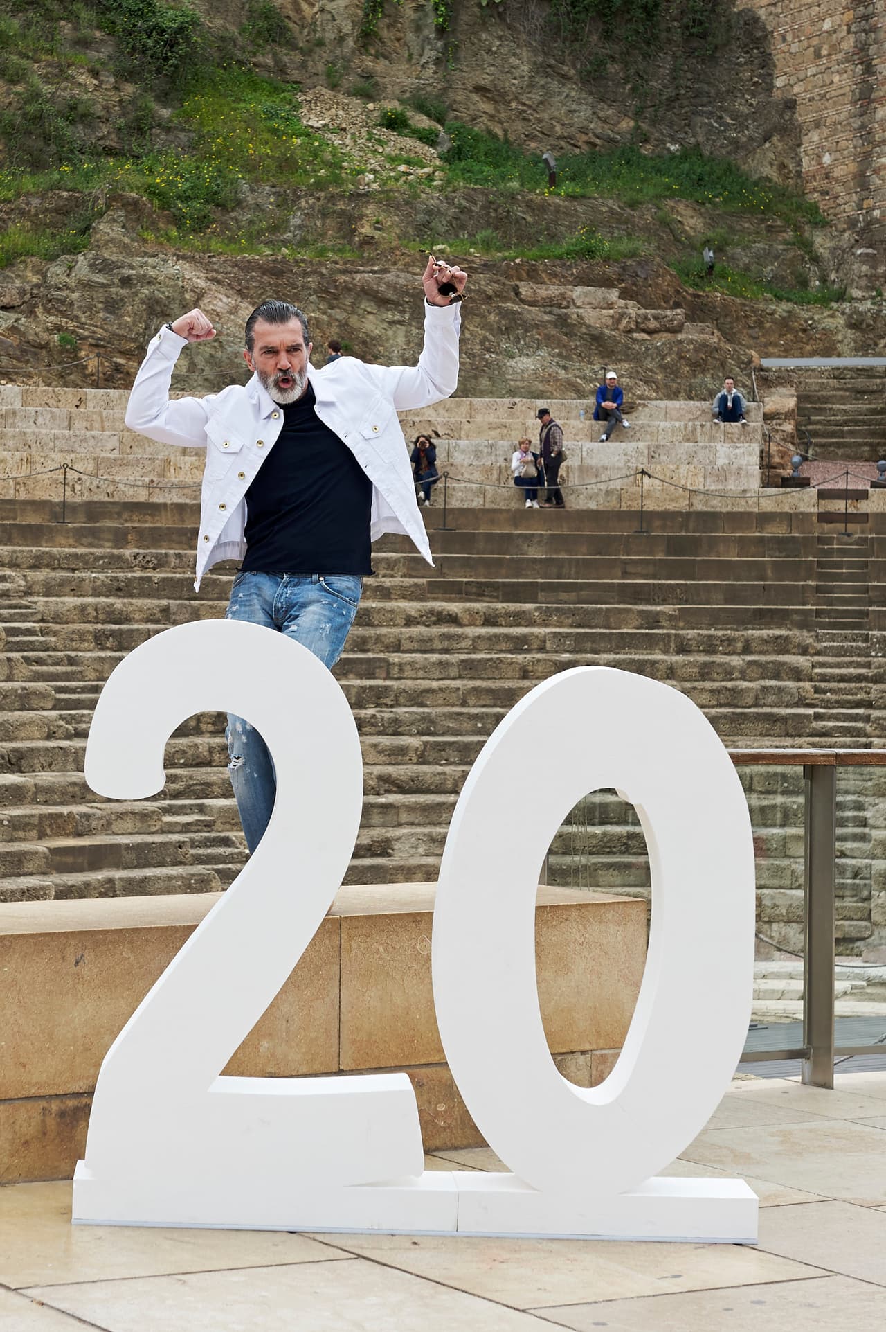Antonio Banderas posa para la prensa antes de recibir el premio Biznaga de Oro Honorífica en el último día del Festival de Cine de Málaga, el sábado 25 de marzo.