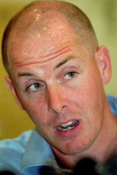 NICK LEESON " Tumbó al banco inglés Barings en 1995 con operaciones de derivados. La institución perdió $1,400 millones. Fue puesto en prisión en Singapur. El banco fue vendido al holandés ING por una libra, según información de CNNExpansión.
