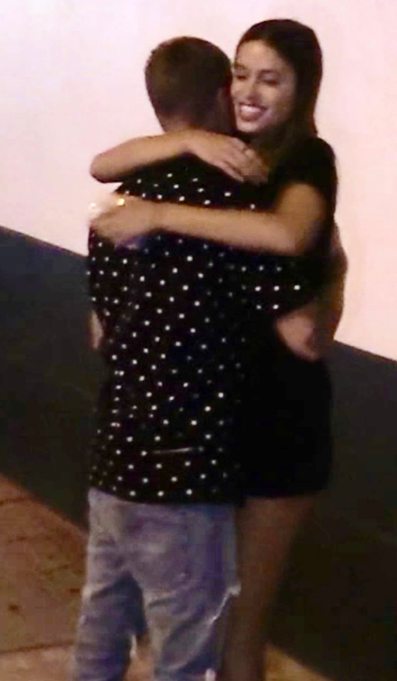 Este efusivo abrazo se lo dio en Los Ágeles en el sitio Villa Lounge, después de los MTV VMA.