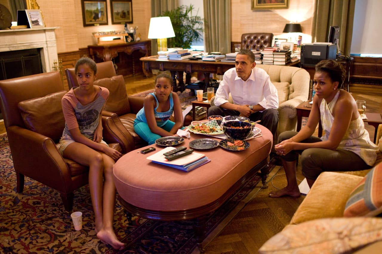 <b>La residencia familiar. </b>Es el hogar de la familia presidencial
<b>, </b>en el segundo piso de la casa original. La construcción es el centro de la Casa Blanca, donde se unen el Ala Este y Oeste. En la foto, los Obama miran la televisión en la residencia familiar en 2011.