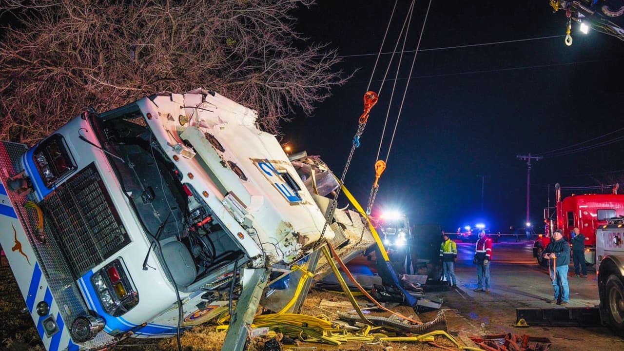 El camión de bomberos estaba respondiendo a 
<b>un incendio en una casa en la <a href="https://maps.app.goo.gl/6oDLnoR84v4f3eNs5" target="_blank">cuadra 4500 en Pecos en Village Creek </a></b>c uando ocurrió el accidente. La llamada llegó a la Estación de Bomberos Número 3 a las 2:29 a. m. 
<b>Otro camión de bomberos respondió a esa llamada después del accidente</b>.