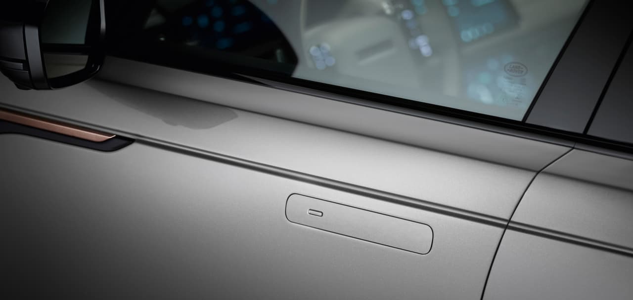 Las manijas al ras de la carrocería de la Range Rover Velar, similares a las que encontramos en el Jaguar F-Type sirven para mantener la limpieza visual de los flancos del vehículo.