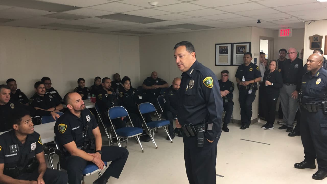 El jefe de la Policía de Houston, Art Acevedo, visitó a los oficiales en este duro momento para el departamento por la muerte de su compañero.