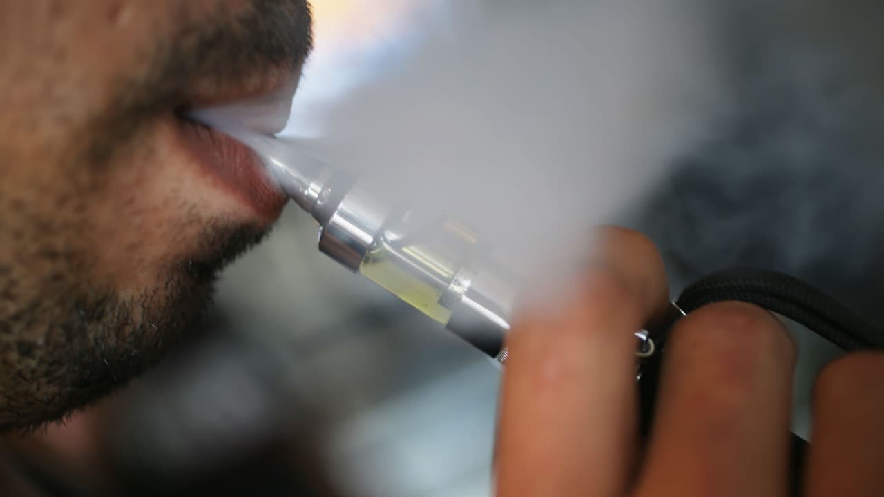 Estado de Nueva York insta a todos a dejar de fumar cigarrillos electrónicos