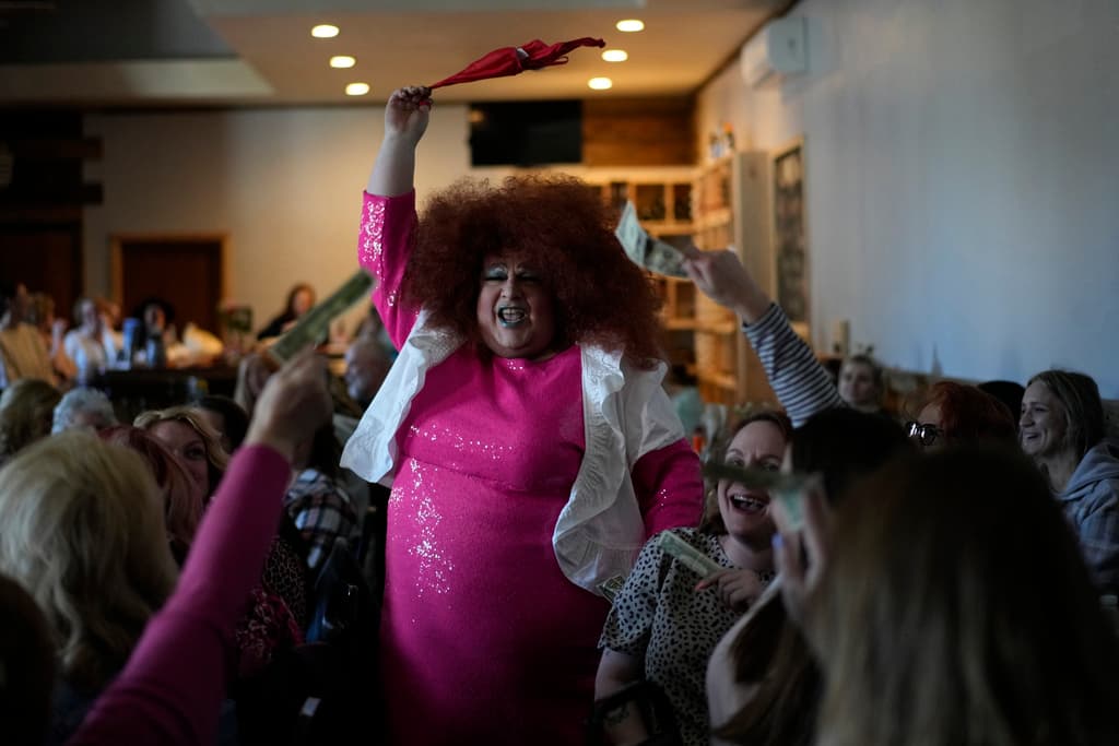 El público canta y sostiene propinas para la drag queen Alexus Daniels en "Spring Fever Drag Brunch" en 
<a href="https://www.restaurantji.com/pa/kulpmont/kulpmont-winery-/" target="_blank">Kulpmont Winery</a> en Kulpmont, Pensilvania. El primer recuerdo de la drag queen Daniels es el joyero de su bisabuela. Con Cyndi Lauper y las Pointer Sisters a todo volumen, se envolvía en mantas tejidas para hacer pantomima de canto y bailar para su familia. “No tenía idea de que era drag o gay”, dice ella. ”¡Sólo me estaba divirtiendo!”.