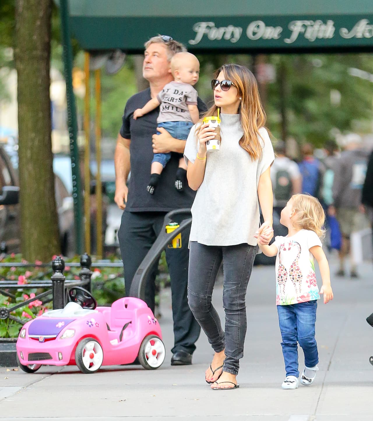 Su esposa, Hilaria, llevaba de la mano a la pequeña Carmen.