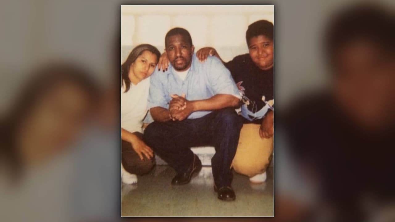 Joaquín Ciria en compañía de su familia durante un día de visita en la cárcel donde estuvo preso por 32 años.