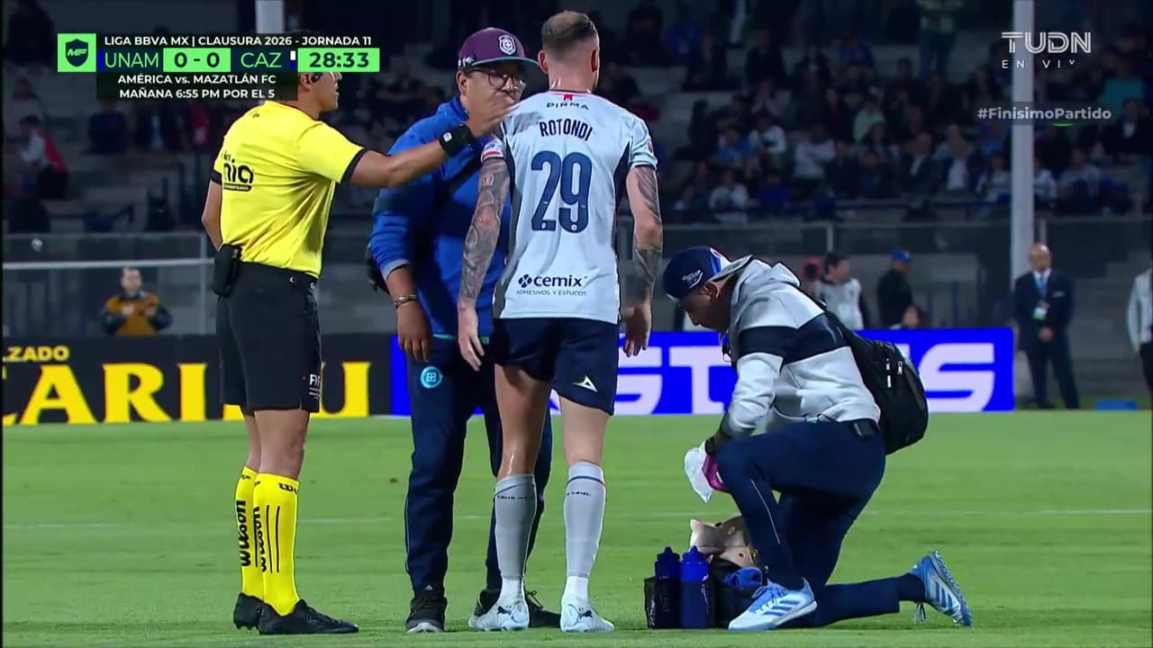 Rodolfo Rotondi se lesiona durante el partido entre Cruz Azul y Pumas