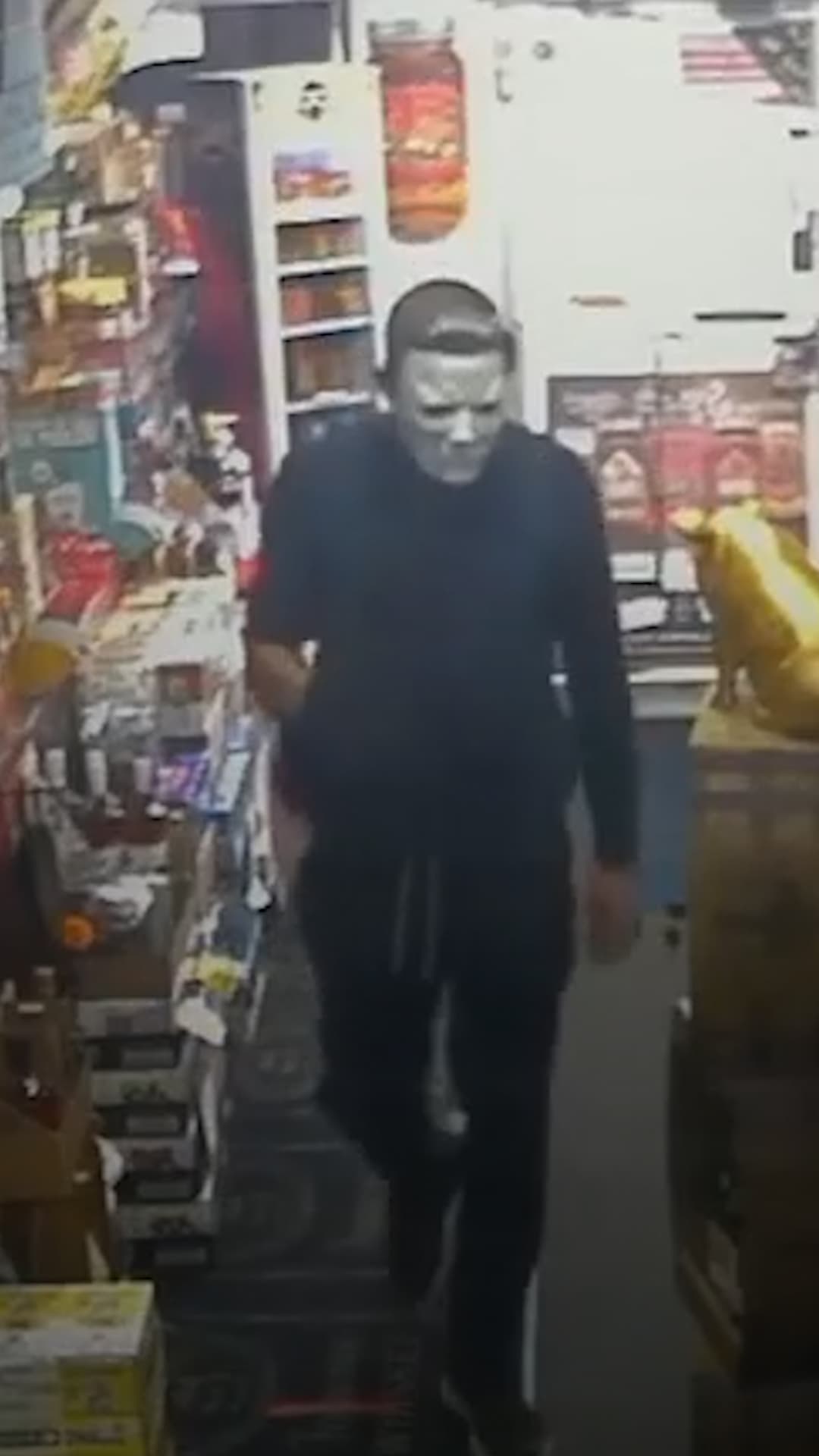 Planea un robo en una licorería con “Michael Myers”