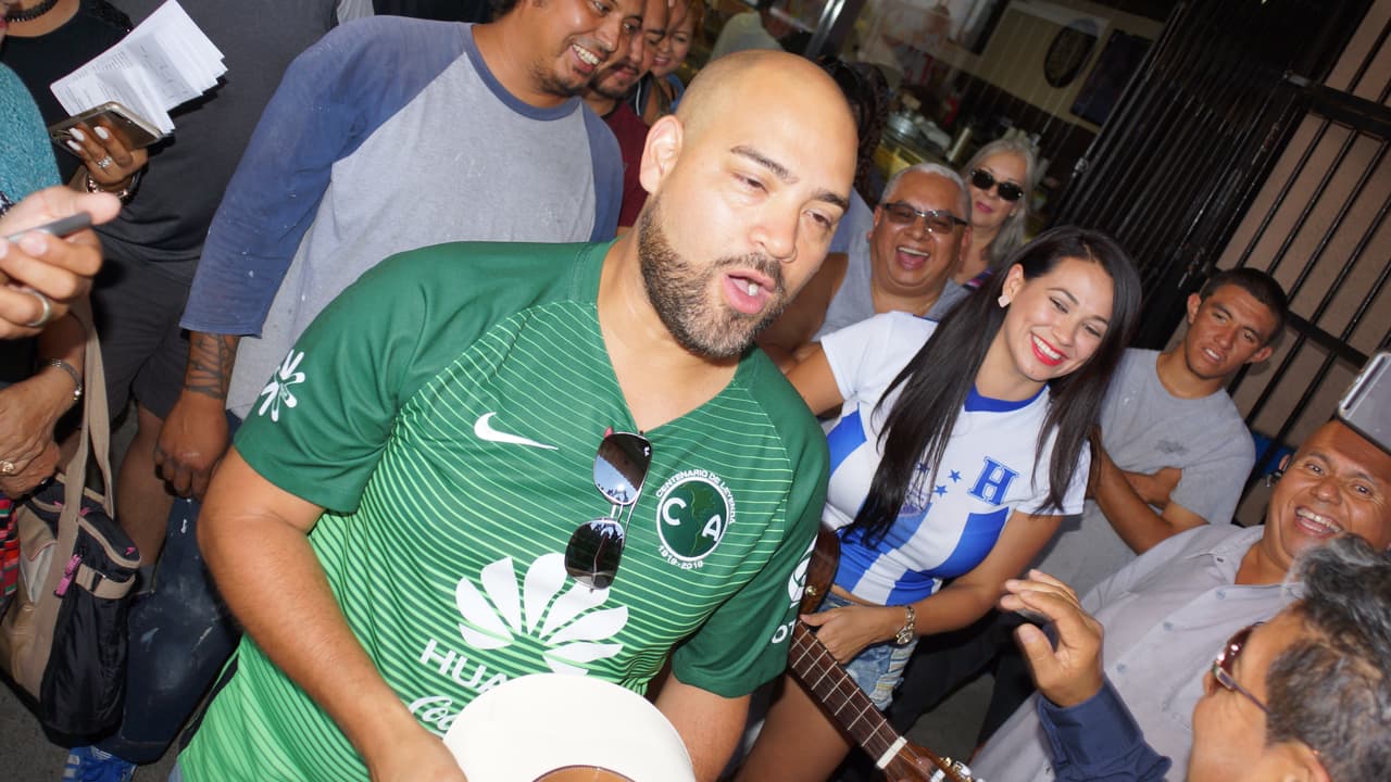 La Hondureña confía en que su selección le gane a México y en un próximo partido, y no tiene problema con seguir pagando apuestas hasta lograr que El Feo y El Pelón sean los que paguen el siguiente reto.