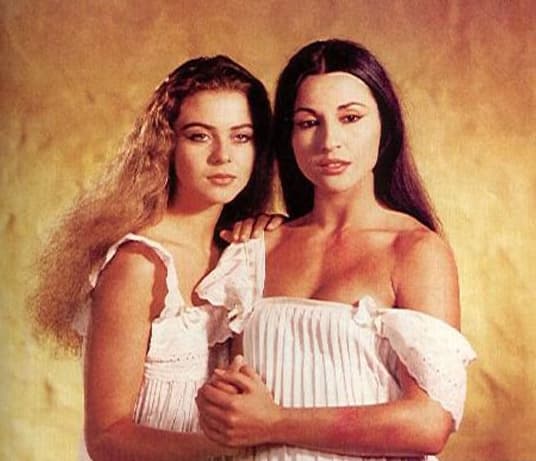 Amparo Grisales y Margarita Rosa de Francisco fueron tachadas de "degeneradas" por la Iglesia católica en 1988, cuando aparecieron juntas en la cama, acariciándose y besándose en la boca, en la teleserie 'Los pecados de Inés de Hinojosa'.