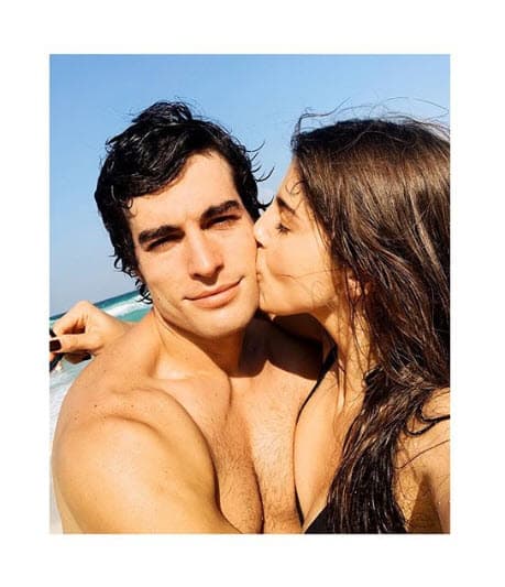 Comentó que mientras ella escribe ideas para una película, él también toma un curso de producción. 
<br>