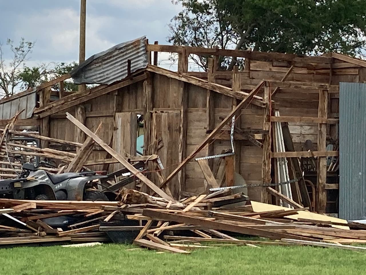 Autoridades dijeron que en el condado Ellis se reportaron entre 25 a 50 estructuras dañadas.