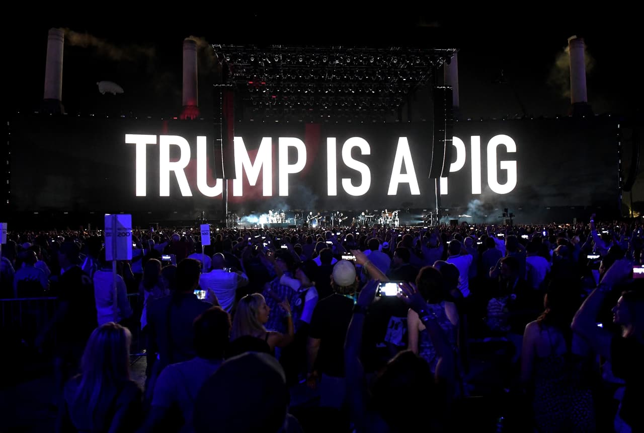 "Trump es un cerdo", en gigantes letras, despertó enormes aplausos cuando sonaba "Pigs (Three Different Ones)".
