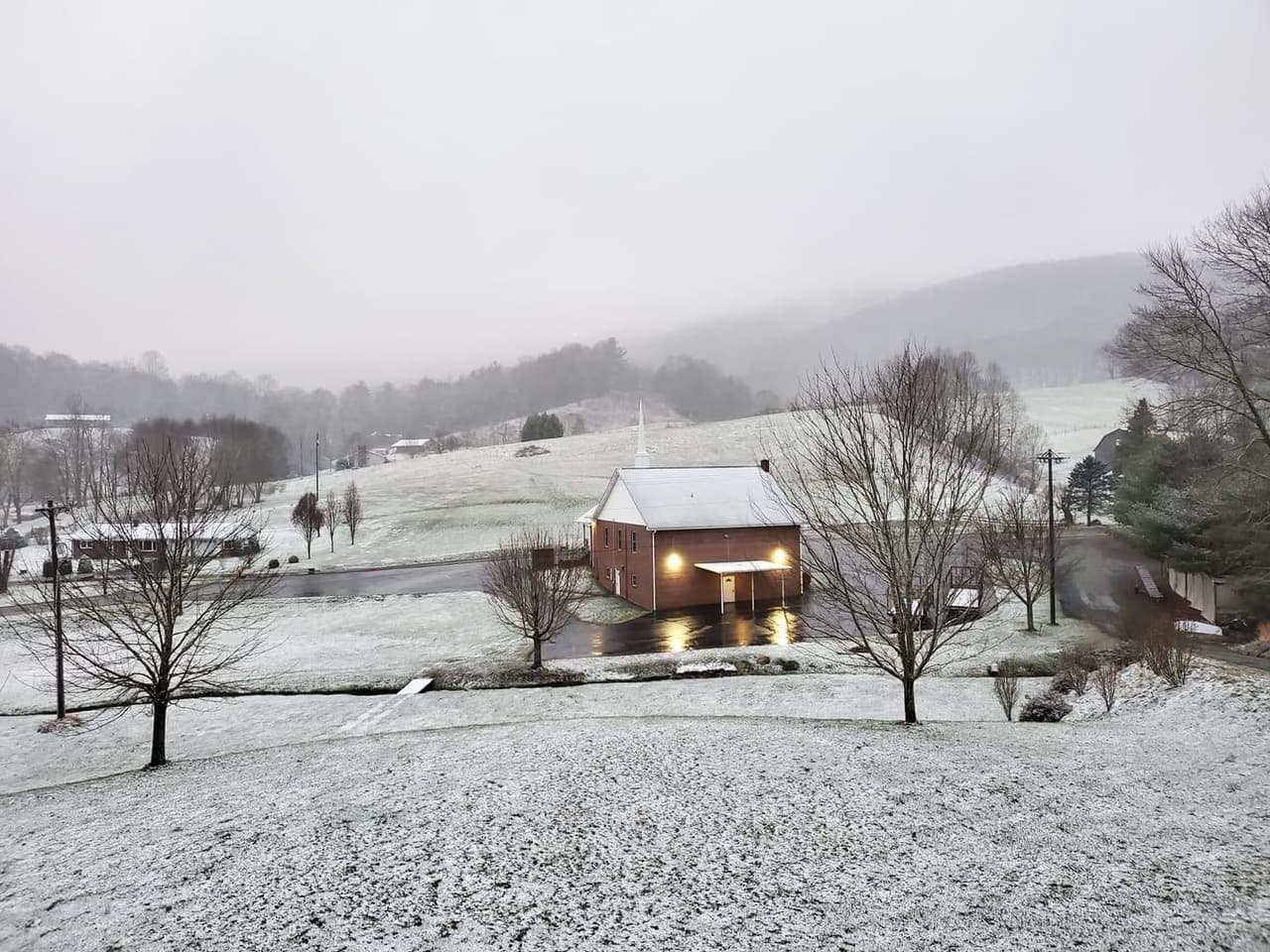 Un aviso de 
<a href="https://www.univision.com/temas/tormenta-de-nieve">tormenta invernal</a> fue emitido el lunes hasta la tarde del martes en aquellas áreas por encima de los 3,500 pies de altura.