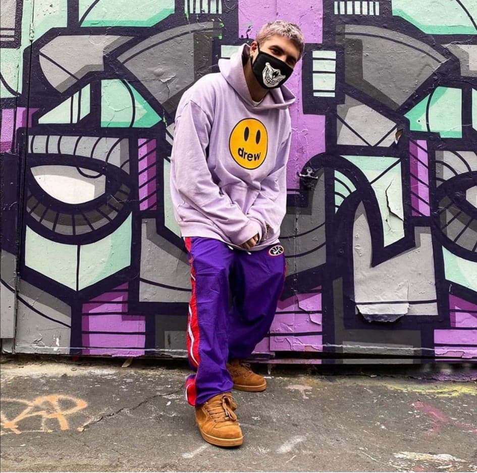 De acuerdo a 
<b><a href="https://variety.com/2020/music/news/justin-bieber-emotional-cry-album-changes-playback-event-1203477791/" target="_blank">Variety</a></b>, el cantante se desbordó en lágrimas cuando habló de los retos que ha superado en los últimos años, incluyendo su depresión, la cual se agudizó cuando entró a la adultez.