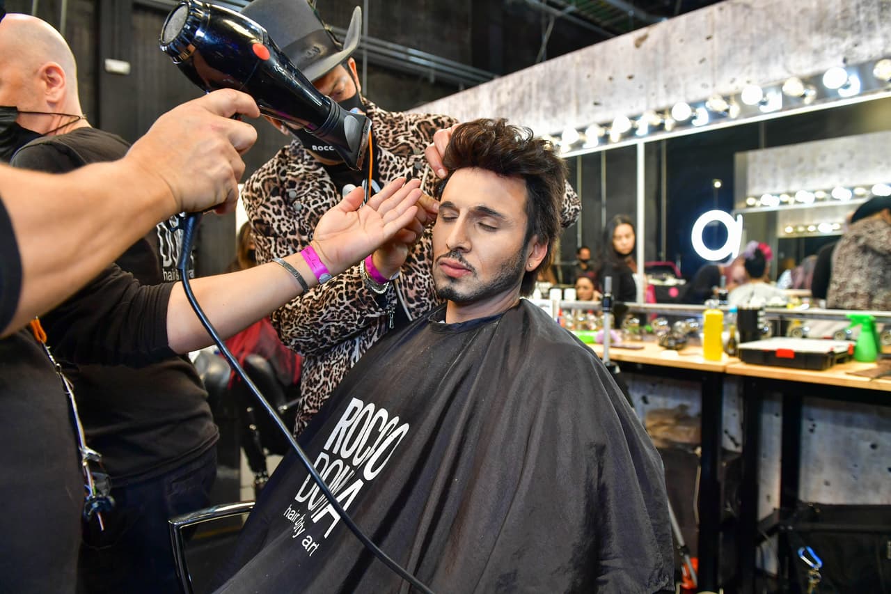 La gran final de Tu Cara Me Suena no decepcionó y nuevamente todo el equipo de maquillaje se sacó un diez caracterizando a los ocho participantes para sus últimas presentaciones en la competencia y una de las más sorprendentes fue la de 
<b>Crhristian Daniel</b>.