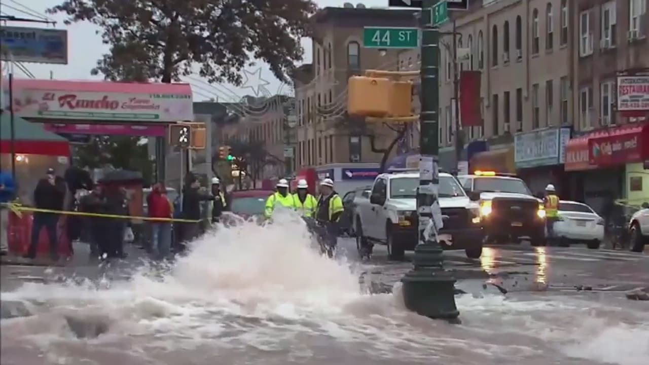 Tubería rota inunda calles y deja a cientos de residentes sin agua en Brooklyn