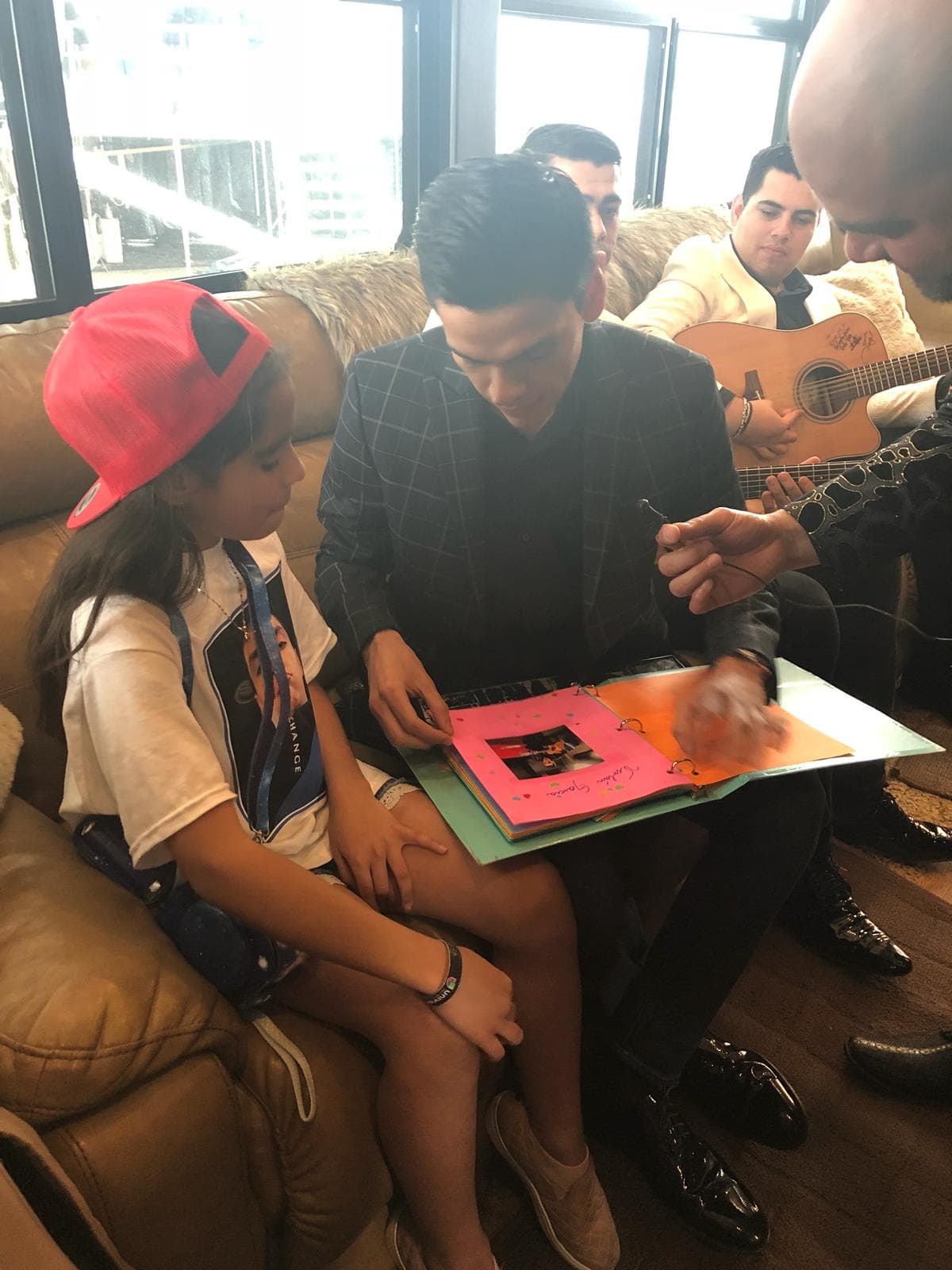 Virlan revisó todo y le firmó el álbum con mucho cariño.