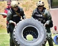 Los edificios deben ser construidos a partir de contenedores de carga u otros materiales que puedan trasladarse y ser apropiados para "la entrada constante de equipos de agentes y oficiales en entrenamiento".