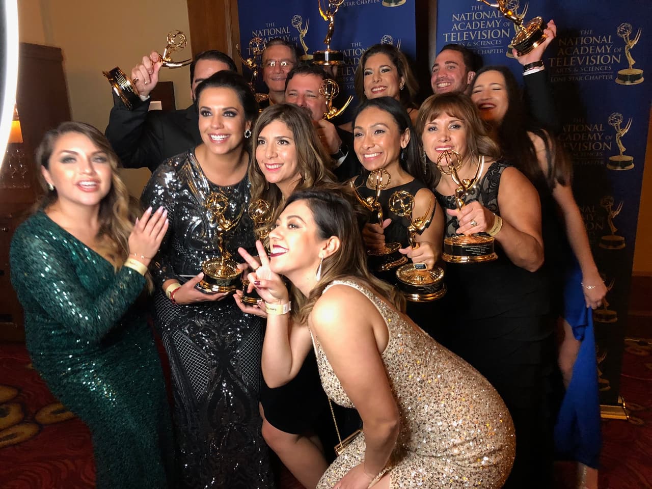 Periodistas e integrantes del equipo de mercadeo fueron reconocidos en los premios Emmy. Sonia Salas (der. en primer plano) obtuvo nueve galardones por la producción y escritura de comerciales y otros segmentos.
