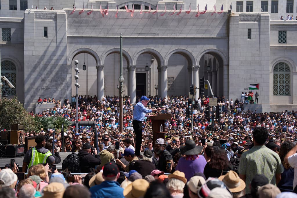 Ambos congresistas ven el gobierno actual actuando como una oligarquía, osea, que un grupo reducido de personas adineradas tiene todo el poder y la influencia social, económica y política. Sanders, de hecho, abundó en que "los oligarcas son personas muy, muy religiosas. Pero su religión no se basa en tratar a los demás como quisieran que les trataran a ustedes. Su religión se basa en 
<b>la codicia, codicia y más codicia</b>".