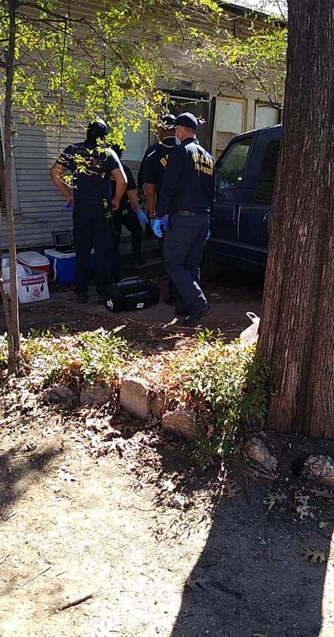 Después de once días de no tener noticias de él, y por medio de las placas de su vehículo, la policía logró dar con su domicilio pero cuando ingresaron descubrieron su cuerpo en avanzado estado de descomposición, cubierto con muchas cobijas.
<br>