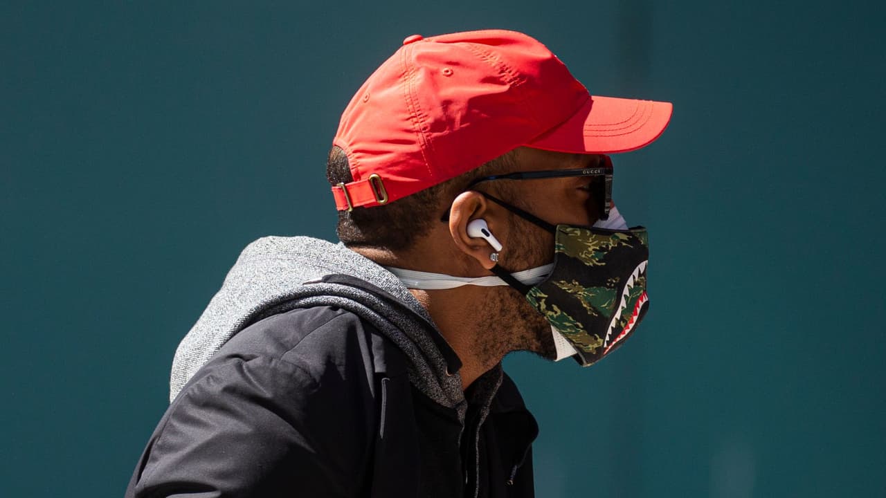 De tela y quirúrgica: así se debe usar la doble mascarilla para aumentar la protección contra el coronavirus