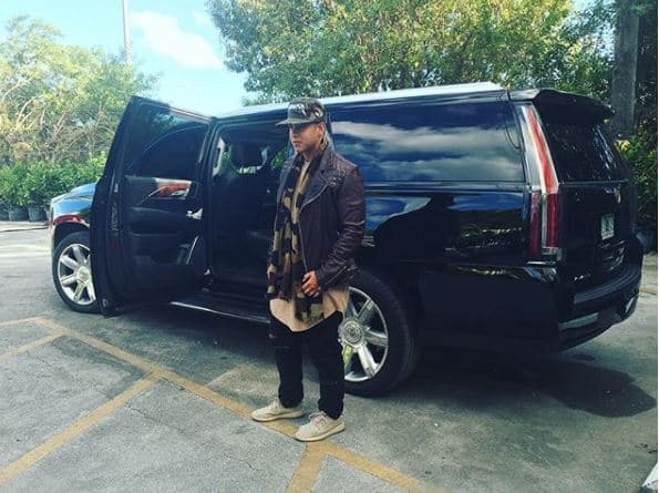 Ya en tierra, y por cuestiones de trabajo y practicidad, Daddy Yankee ha mostrado preferencia por esta SUV 
<b>Cadillac Escalade ESV,</b> versión que permite trasladar cómoda y lujosamente a ocho pasajeros. El precio de esta camioneta nueva supera los 90 mil dólares y cuenta con un poderoso motor V8 de 6.2 litros.