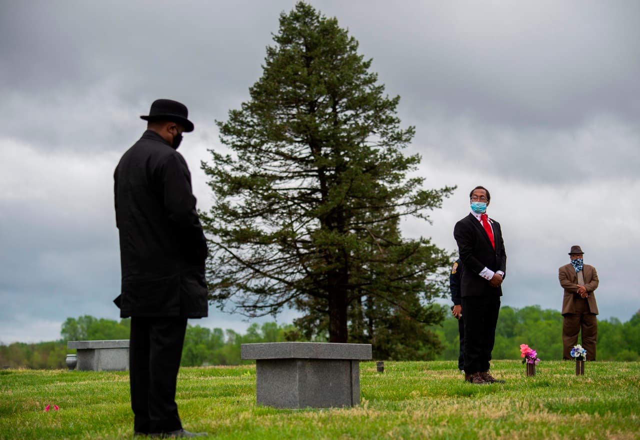"Todos los visitantes deben permanecer en sus automóviles, mantener todas las ventanas cerradas, usar máscaras y abstenerse de tomar fotografías para dar tiempo a la mayor cantidad de respetos posible", anunció Eugene W. Grant, alcalde de la ciudad, según reseñan medios locales.