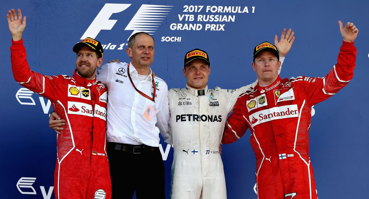 Al podio de Sochi lo acompañaron los corredores de Ferrari, Sebstian Vettel (segundo) y Kimmi Raikkonen (tercero), los mismos que ocupaban el Top 3 de la largada pero cambiando posiciones.